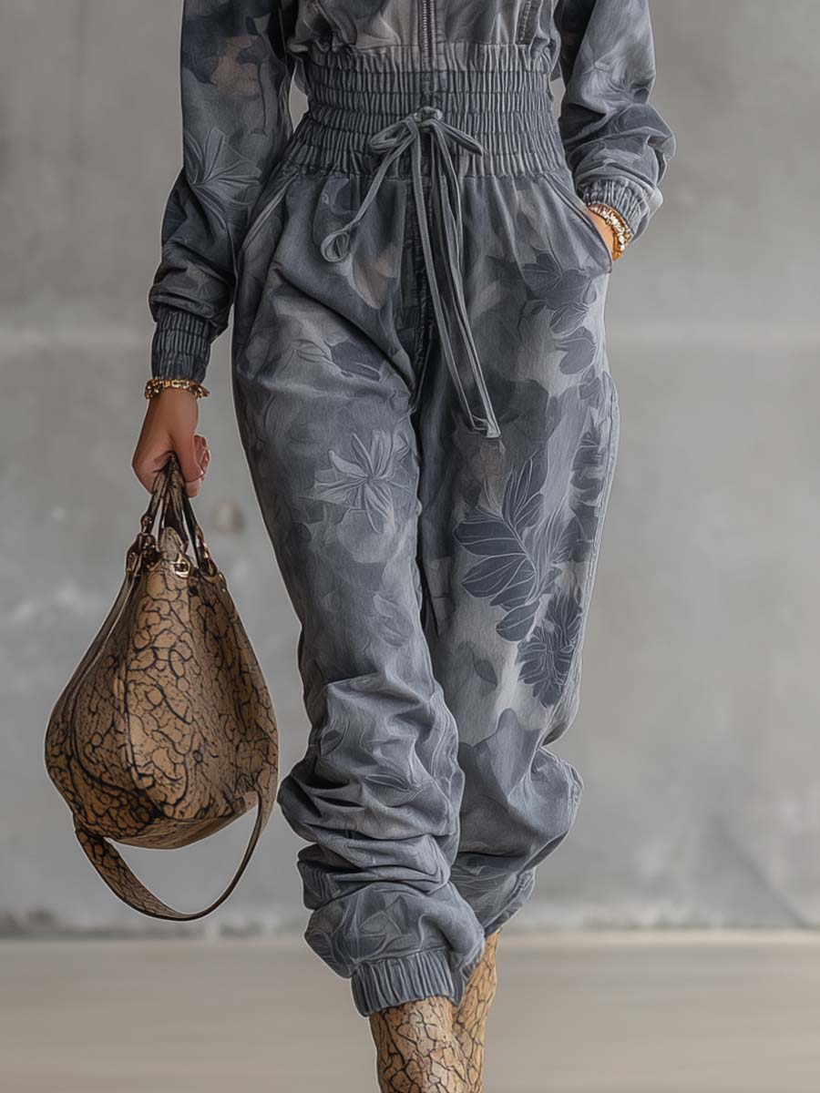 Mono holgado con estampado floral azul claro y gris de cuello alto y ropa deportiva informal exquisita