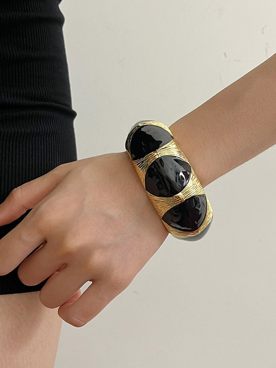 Pulsera abierta vintage de esmalte dorado y negro para mujer