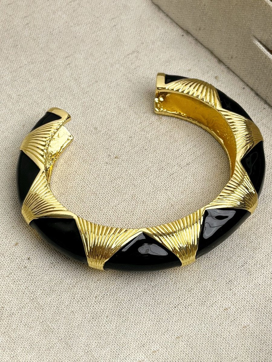 Pulsera abierta vintage de esmalte dorado y negro para mujer