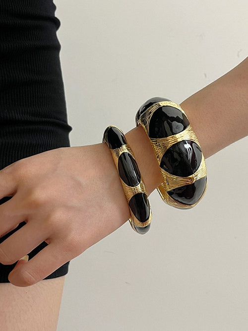Pulsera abierta vintage de esmalte dorado y negro para mujer