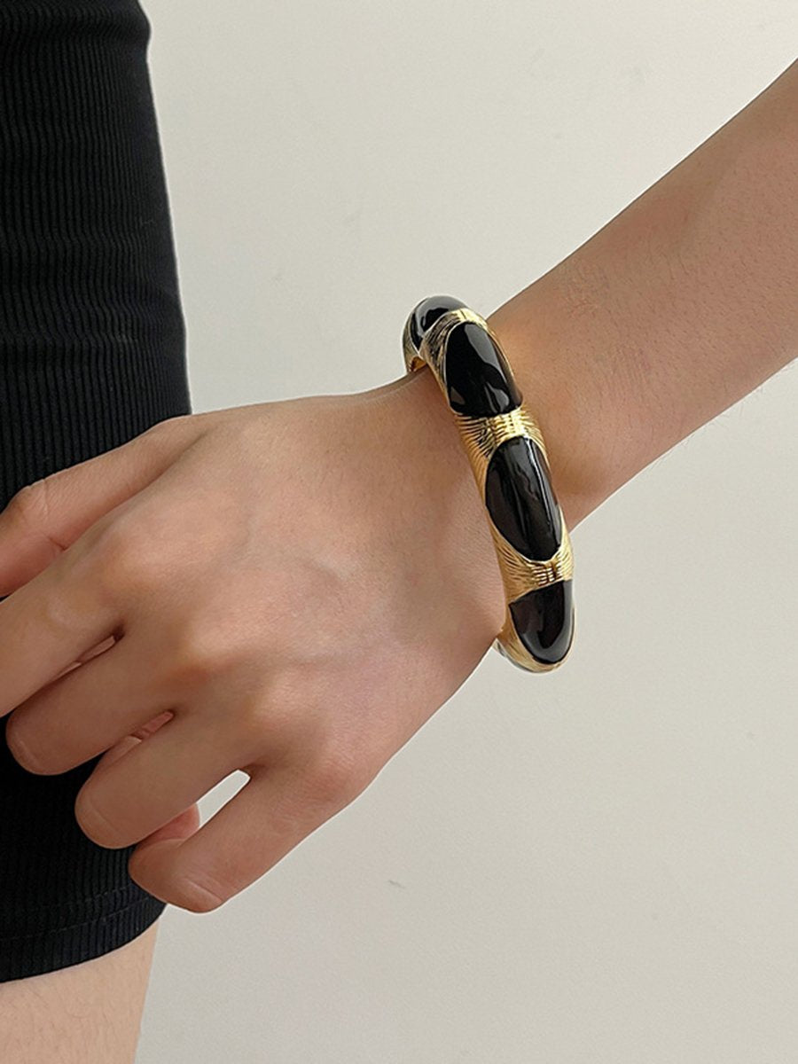 Pulsera abierta vintage de esmalte dorado y negro para mujer