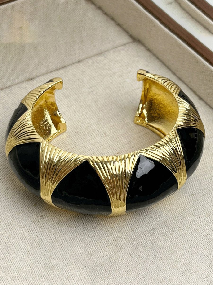 Pulsera abierta vintage de esmalte dorado y negro para mujer
