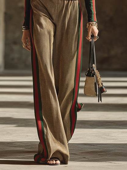 Conjunto elegante y moderno de camiseta y pantalón con cuello alto y ribete de rayas negras 
