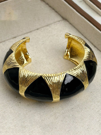 Pulsera abierta vintage de esmalte dorado y negro para mujer